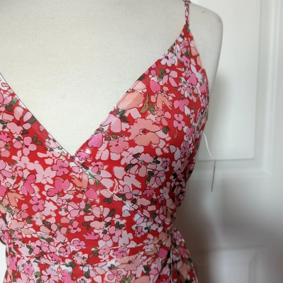 Q+A Los Angeles Floral Wrap Dress - Picture 10 of 10